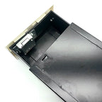 Compartiment intérieur d’une prise murale cachée avec mécanisme métallique d’ouverture et boîtier coulissant
