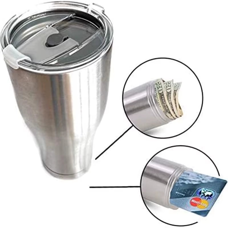 Mug inox isotherme avec compartiment secret dévissable permettant de cacher de l’argent ou une carte, présentation du fond caché en gros plans.