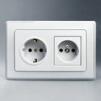 Prise murale double blanche utilisée comme cachette secrète pour objets de valeur
