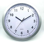 Horloge murale ronde argentée au design classique avec affichage quartz.