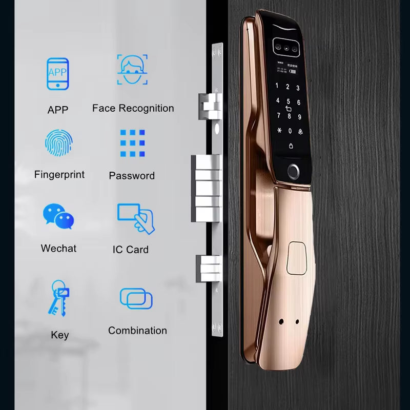 Smart door lock en métal cuivré installée sur une porte, affichant clavier numérique, capteur d’empreinte, reconnaissance faciale, ouverture via application mobile, carte IC, mot de passe, clé et combinaison, avec les icônes des différentes méthodes de déverrouillage à gauche.
