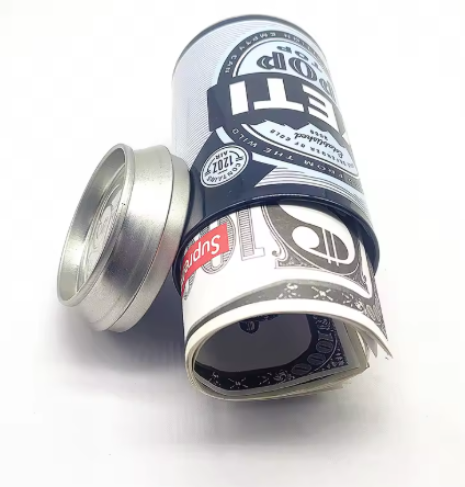 Canette cachette YETI ouverte montrant des billets roulés à l’intérieur, avec couvercle amovible