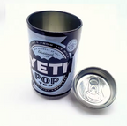 Canette cachette YETI ouverte avec couvercle amovible, montrant le compartiment secret intérieur