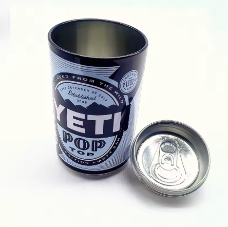 Canette cachette YETI ouverte avec couvercle amovible, montrant le compartiment secret intérieur