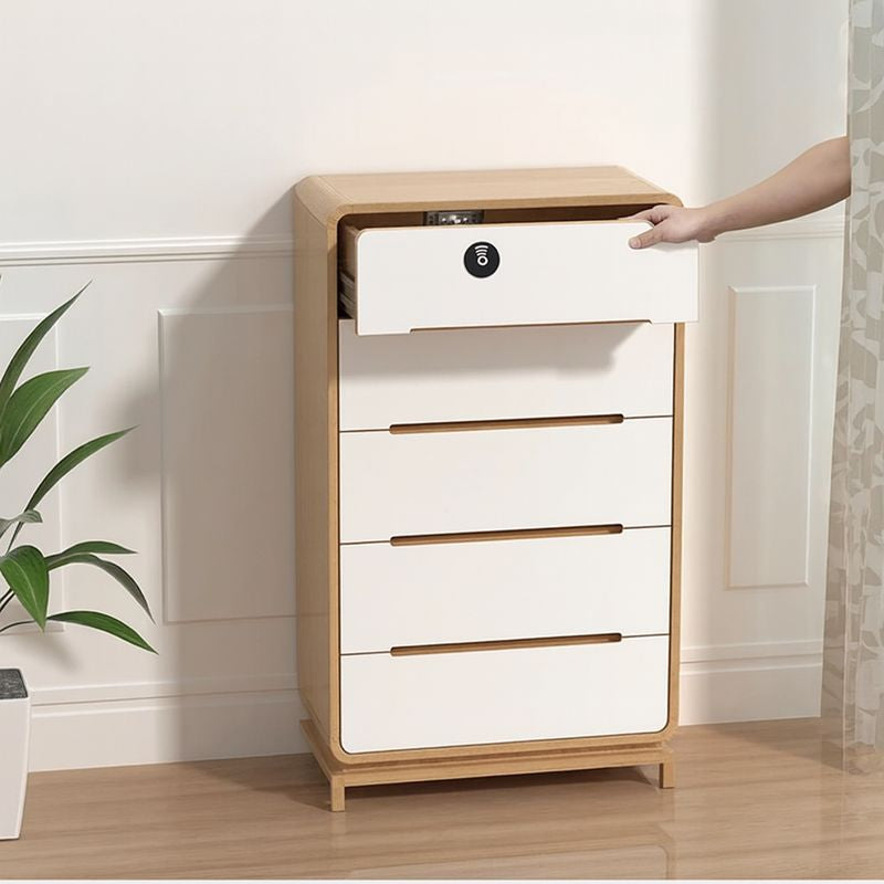 Tiroir sécurisé avec serrure intelligente RFID invisible installée dans une commode moderne