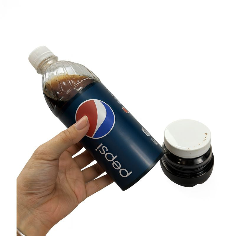 Bouteille Pepsi secrète tenue en main, montrant le compartiment caché dévissé pour dissimuler des objets de valeur.