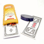 Flacon de crème solaire cachette ouvert contenant de faux billets et une clé, utilisé comme cache-valeurs discret.