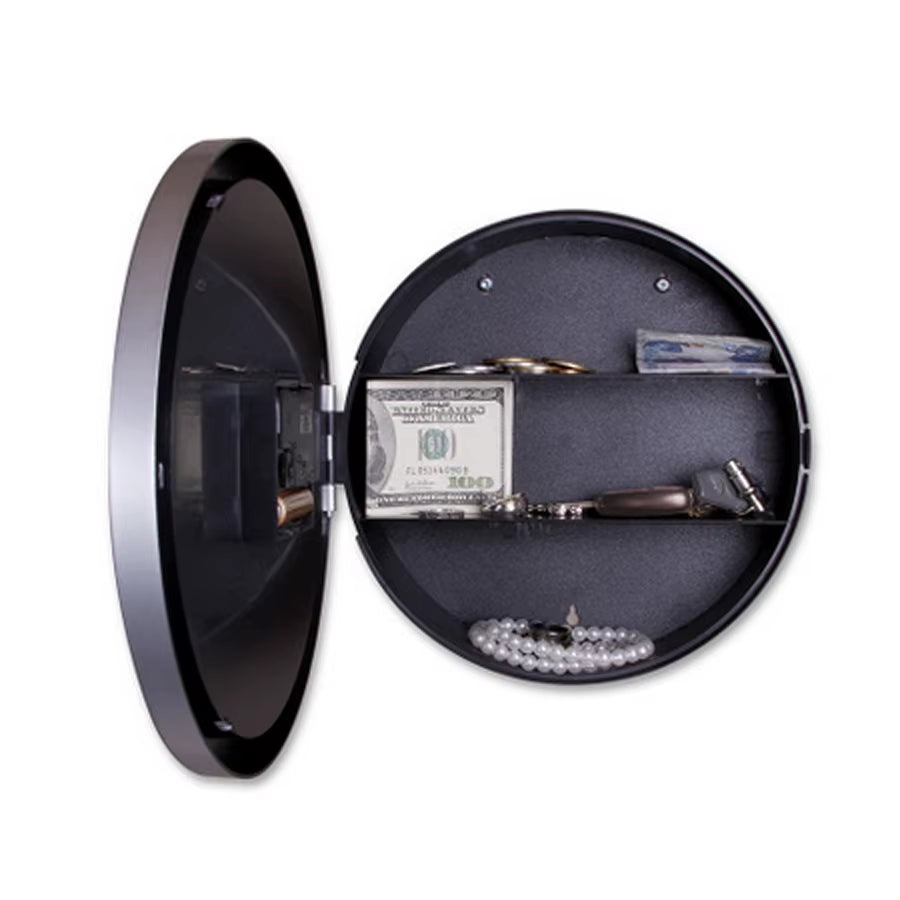 Intérieur d’une horloge murale avec coffre-fort caché contenant billets, clés, bijoux et petits objets de valeur